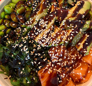 Bowl mit rohem Lachs